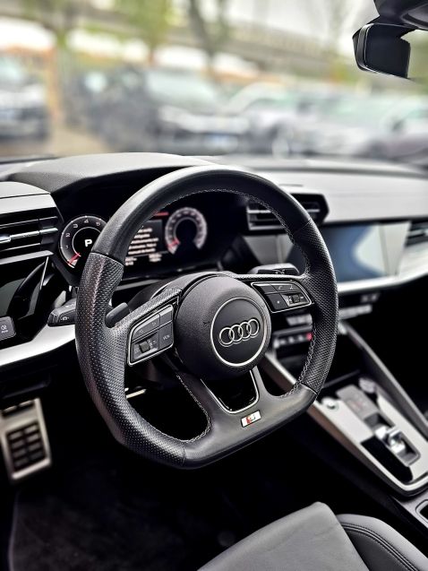 Audi A3 2.0 40 TFSI MHEV SEDAN PERFORMANCE BLACK S-TRONIC 2023/2023 CARRO DEZ NOVO HAMBURGO / Carros no Vale