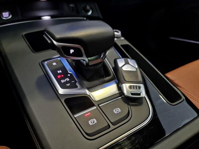 Audi Q5 2.0 55 TFSIE PHEV SPORTBACK PERFORMANCE BLACK QUATTRO S TRONIC 2022/2023 CARRO DEZ NOVO HAMBURGO / Carros no Vale Audi Q5 2.0 55 TFSIE PHEV SPORTBACK PERFORMANCE BLACK QUATTRO S TRONIC 2022/2023 CARRO DEZ NOVO HAMBURGO / Carros no Vale