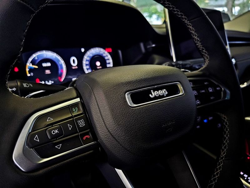 JEEP COMMANDER 1.3 T270 TURBO FLEX LONGITUDE AT6 2024/2025 CARRO DEZ NOVO HAMBURGO / Carros no Vale JEEP COMMANDER 1.3 T270 TURBO FLEX LONGITUDE AT6 2024/2025 CARRO DEZ NOVO HAMBURGO / Carros no Vale