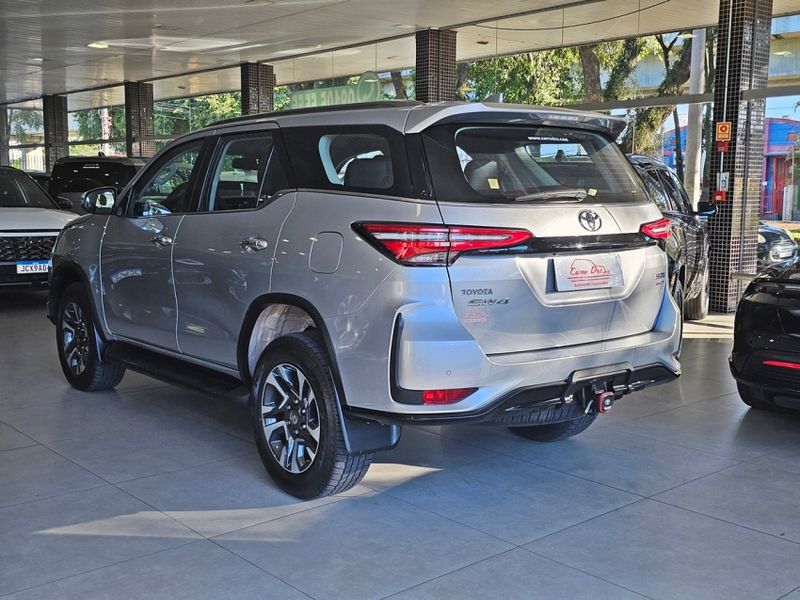 Toyota HILUX SW4 2.8 D-4D TURBO DIESEL SRX PLATINUM 4X4 AUTOMÁTICO 2024/2025 CARRO DEZ NOVO HAMBURGO / Carros no Vale