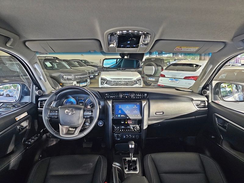 Toyota HILUX SW4 2.8 D-4D TURBO DIESEL SRX PLATINUM 4X4 AUTOMÁTICO 2024/2025 CARRO DEZ NOVO HAMBURGO / Carros no Vale