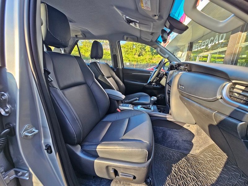 Toyota HILUX SW4 2.8 D-4D TURBO DIESEL SRX PLATINUM 4X4 AUTOMÁTICO 2024/2025 CARRO DEZ NOVO HAMBURGO / Carros no Vale