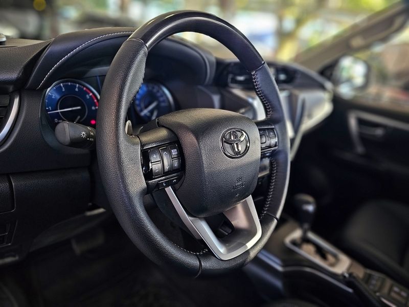 Toyota HILUX SW4 2.8 D-4D TURBO DIESEL SRX PLATINUM 4X4 AUTOMÁTICO 2024/2025 CARRO DEZ NOVO HAMBURGO / Carros no Vale