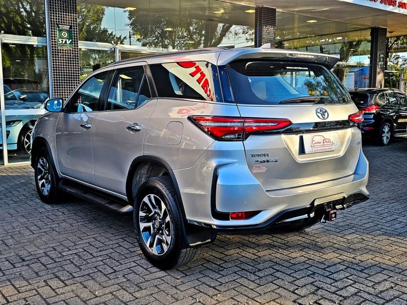 Toyota HILUX SW4 2.8 D-4D TURBO DIESEL SRX PLATINUM 4X4 AUTOMÁTICO 2024/2025 CARRO DEZ NOVO HAMBURGO / Carros no Vale