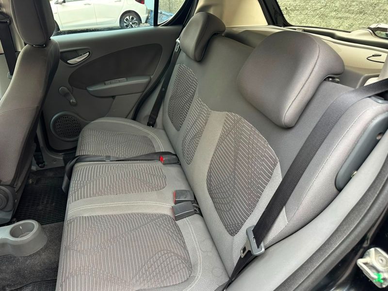 Fiat PALIO 1.0 MPI ATTRACTIVE 8V FLEX 4P MANUAL 2014/2015 CARRO AUTOMARCAS CAXIAS DO SUL / Carros no Vale