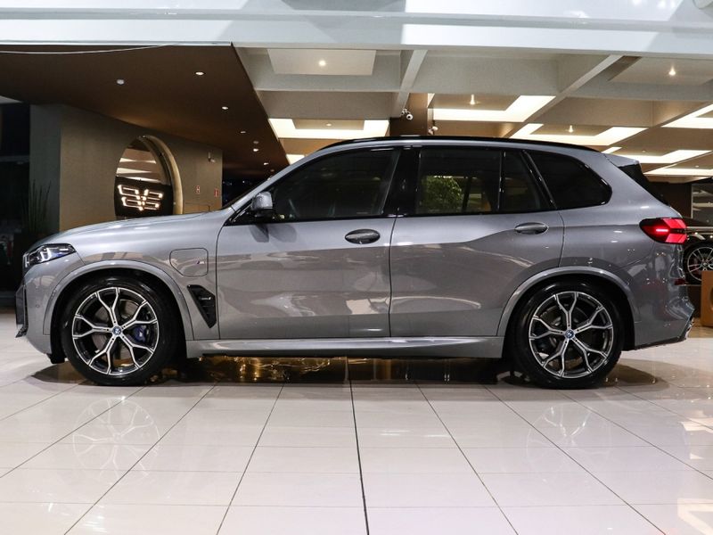 BMW X5 3.0 I6 TURBO HÍBRIDO XDRIVE50E M SPORT AUTOMÁTICO 2023/2024 VIA BELLA VEÍCULOS ESPECIAIS CAXIAS DO SUL / Carros no Vale BMW X5 3.0 I6 TURBO HÍBRIDO XDRIVE50E M SPORT AUTOMÁTICO 2023/2024 VIA BELLA VEÍCULOS ESPECIAIS CAXIAS DO SUL / Carros no Vale
