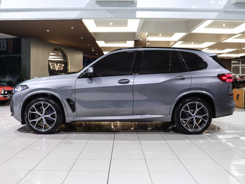 BMW X5 3.0 I6 TURBO HÍBRIDO XDRIVE50E M SPORT AUTOMÁTICO 2023/2024 VIA BELLA VEÍCULOS ESPECIAIS CAXIAS DO SUL / Carros no Vale