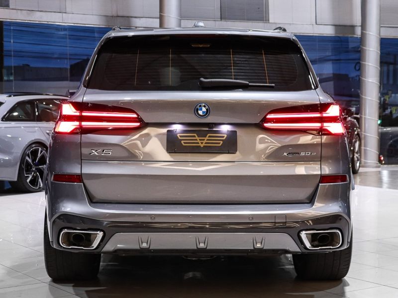 BMW X5 3.0 I6 TURBO HÍBRIDO XDRIVE50E M SPORT AUTOMÁTICO 2023/2024 VIA BELLA VEÍCULOS ESPECIAIS CAXIAS DO SUL / Carros no Vale