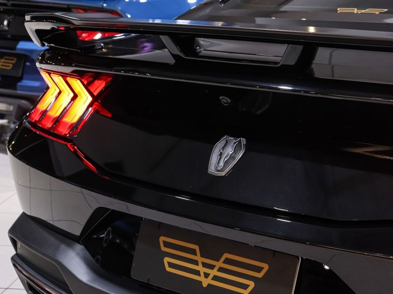 Ford MUSTANG 5.0 V8 GASOLINA DARK HORSE SELECTSHIFT 2025/2025 VIA BELLA VEÍCULOS ESPECIAIS CAXIAS DO SUL / Carros no Vale