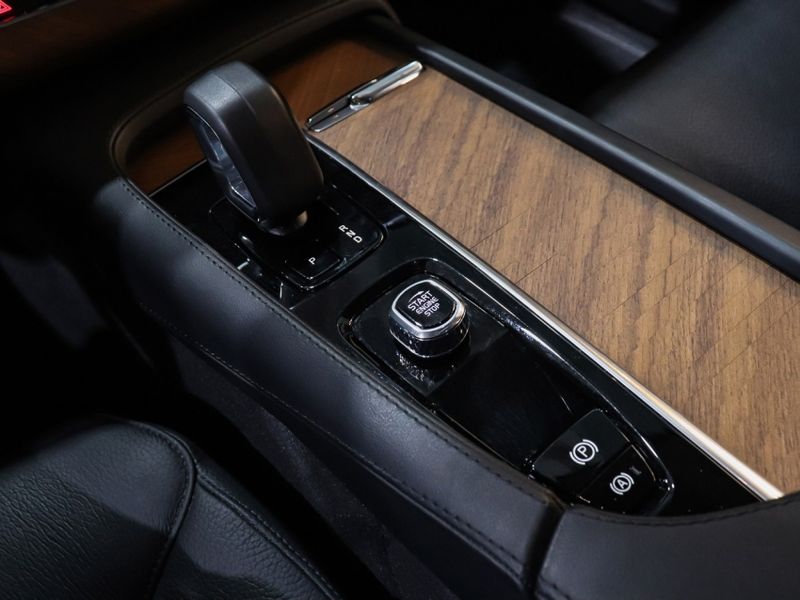 Volvo XC90 2.0 T8 RECHARGE PLUS AWD GEARTRONIC 2023/2024 VIA BELLA VEÍCULOS ESPECIAIS CAXIAS DO SUL / Carros no Vale
