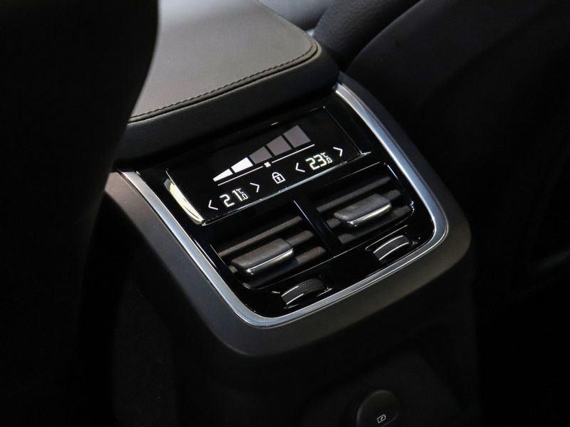 Volvo XC90 2.0 T8 RECHARGE PLUS AWD GEARTRONIC 2023/2024 VIA BELLA VEÍCULOS ESPECIAIS CAXIAS DO SUL / Carros no Vale