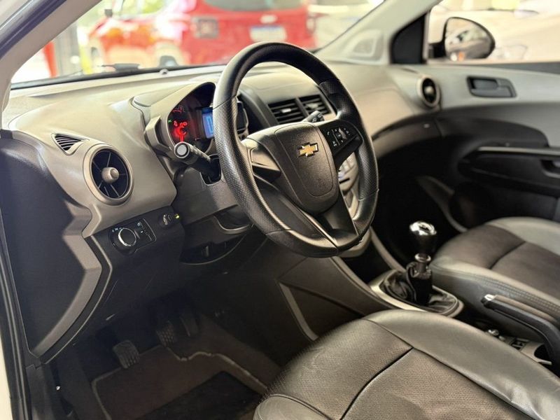 CHEVROLET SONIC HATCH LT 1.6 2014 SÓ MOTOS E AUTOMÓVEIS SANTA CRUZ DO SUL / Carros no Vale CHEVROLET SONIC HATCH LT 1.6 2014 SÓ MOTOS E AUTOMÓVEIS SANTA CRUZ DO SUL / Carros no Vale