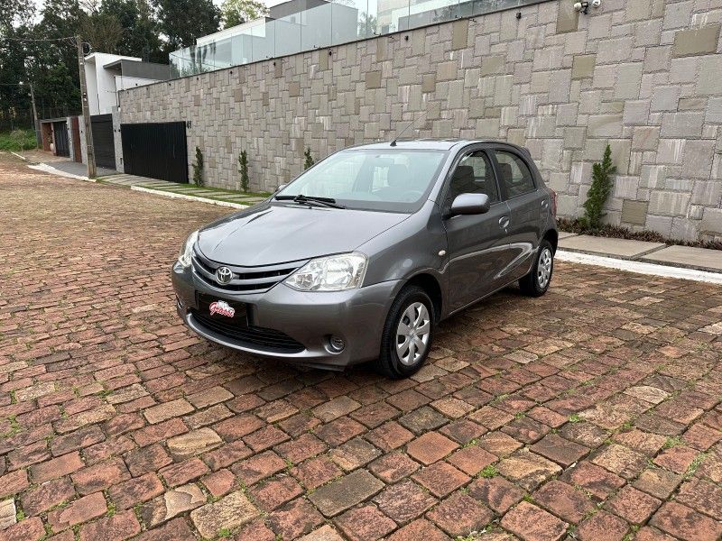 Toyota ETIOS XS 1.3 2013 GRASSI VEÍCULOS LAJEADO / Carros no Vale