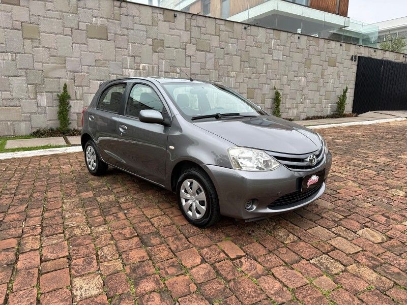 Toyota ETIOS XS 1.3 2013 GRASSI VEÍCULOS LAJEADO / Carros no Vale