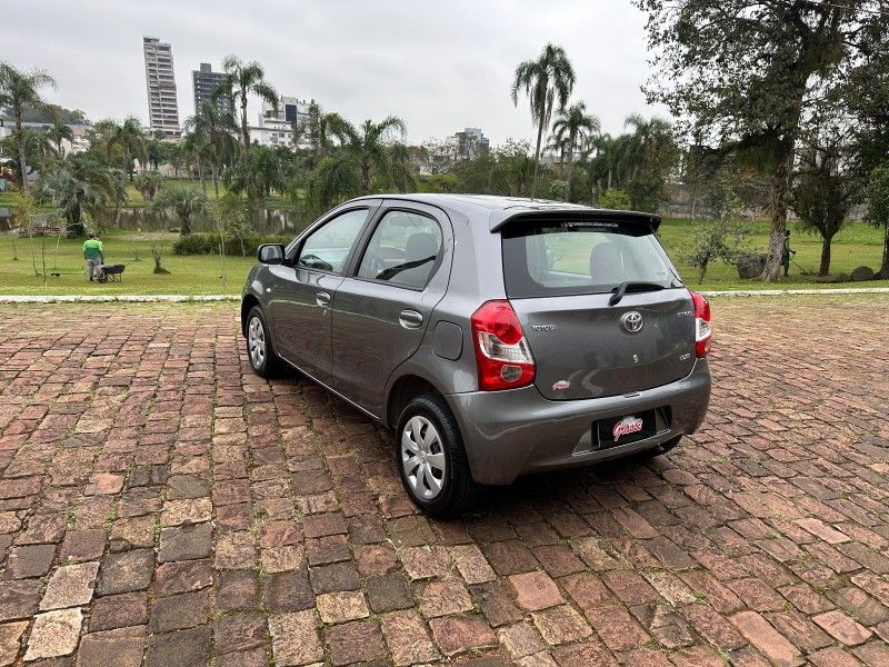 Toyota ETIOS XS 1.3 2013 GRASSI VEÍCULOS LAJEADO / Carros no Vale