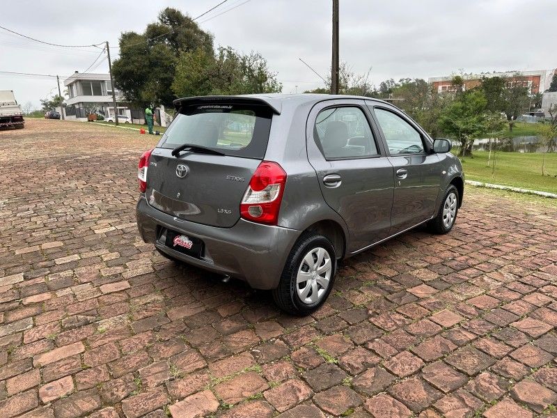 Toyota ETIOS XS 1.3 2013 GRASSI VEÍCULOS LAJEADO / Carros no Vale