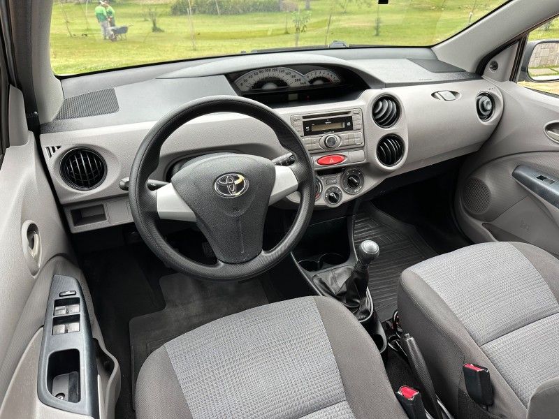 Toyota ETIOS XS 1.3 2013 GRASSI VEÍCULOS LAJEADO / Carros no Vale