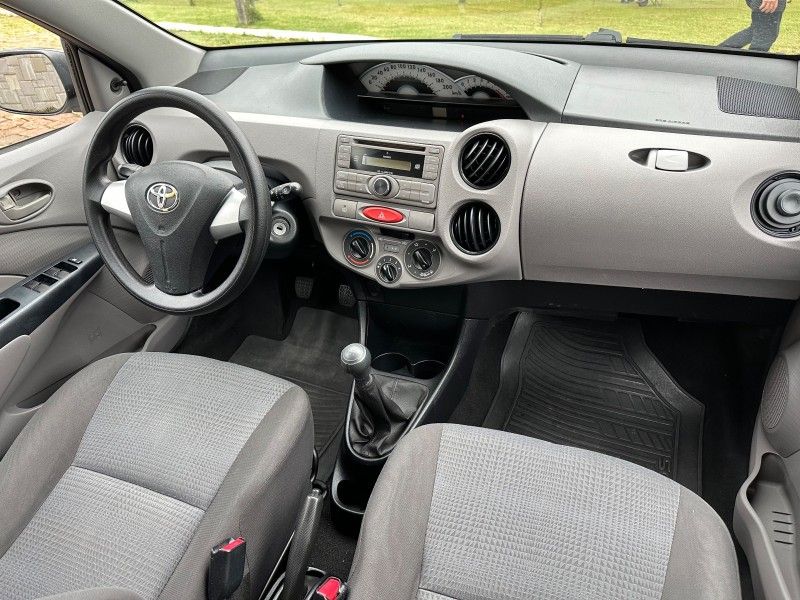 Toyota ETIOS XS 1.3 2013 GRASSI VEÍCULOS LAJEADO / Carros no Vale