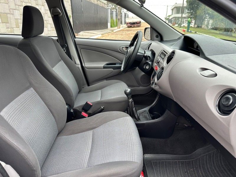 Toyota ETIOS XS 1.3 2013 GRASSI VEÍCULOS LAJEADO / Carros no Vale