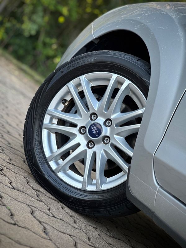 Ford FOCUS SEDAN 2.0 2013 NEUMANN VEÍCULOS ARROIO DO MEIO / Carros no Vale