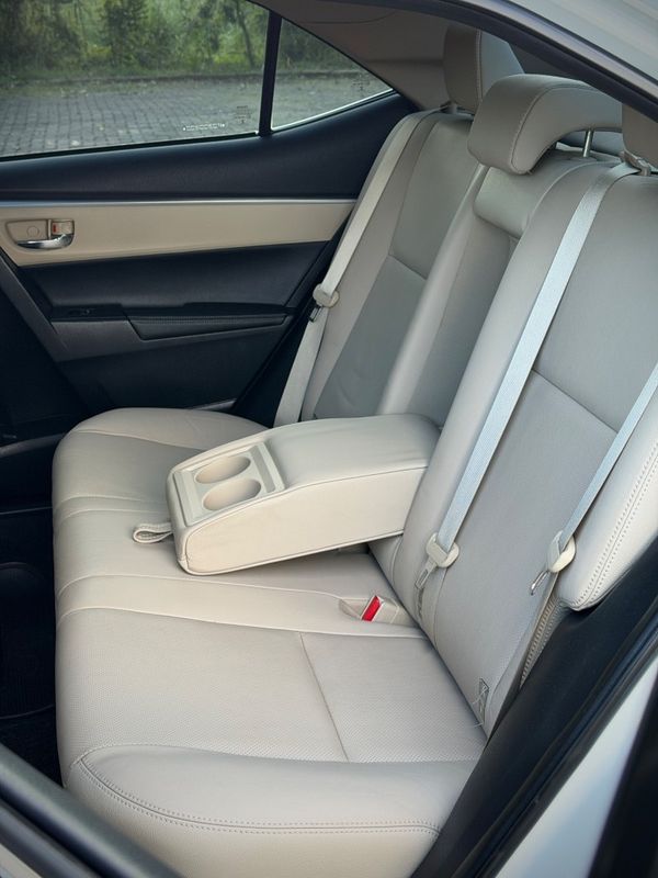 Toyota COROLLA ALTIS 2.0 2015 NEUMANN VEÍCULOS ARROIO DO MEIO / Carros no Vale