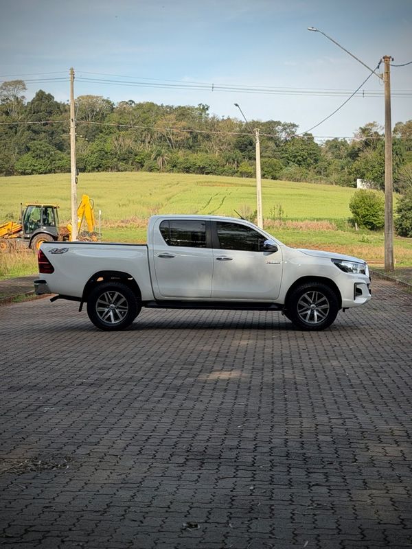 Toyota HILUX CAB.DUPLA SRV 2.8 TB 2019 NEUMANN VEÍCULOS ARROIO DO MEIO / Carros no Vale
