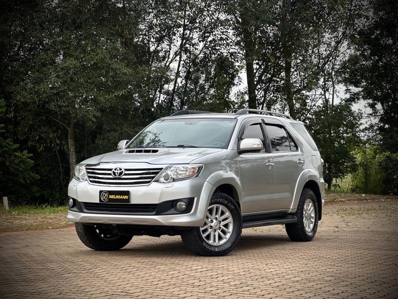 Toyota HILUX SW4 SRV 3.0 2013 NEUMANN VEÍCULOS ARROIO DO MEIO / Carros no Vale Toyota HILUX SW4 SRV 3.0 2013 NEUMANN VEÍCULOS ARROIO DO MEIO / Carros no Vale
