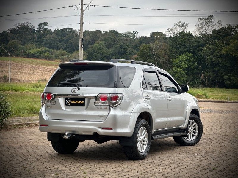 Toyota HILUX SW4 SRV 3.0 2013 NEUMANN VEÍCULOS ARROIO DO MEIO / Carros no Vale Toyota HILUX SW4 SRV 3.0 2013 NEUMANN VEÍCULOS ARROIO DO MEIO / Carros no Vale