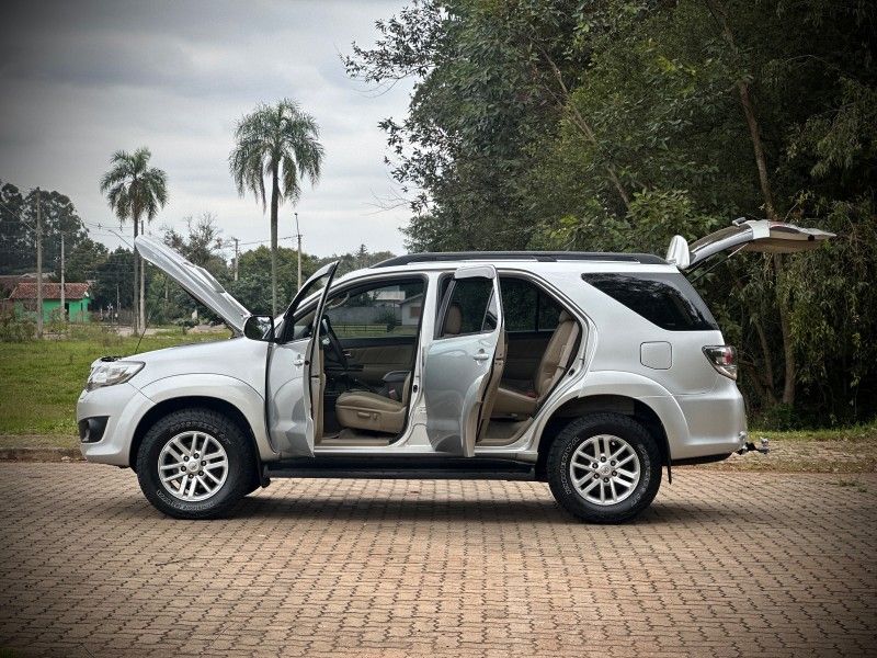 Toyota HILUX SW4 SRV 3.0 2013 NEUMANN VEÍCULOS ARROIO DO MEIO / Carros no Vale Toyota HILUX SW4 SRV 3.0 2013 NEUMANN VEÍCULOS ARROIO DO MEIO / Carros no Vale