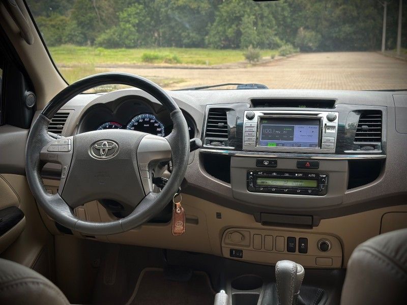 Toyota HILUX SW4 SRV 3.0 2013 NEUMANN VEÍCULOS ARROIO DO MEIO / Carros no Vale Toyota HILUX SW4 SRV 3.0 2013 NEUMANN VEÍCULOS ARROIO DO MEIO / Carros no Vale