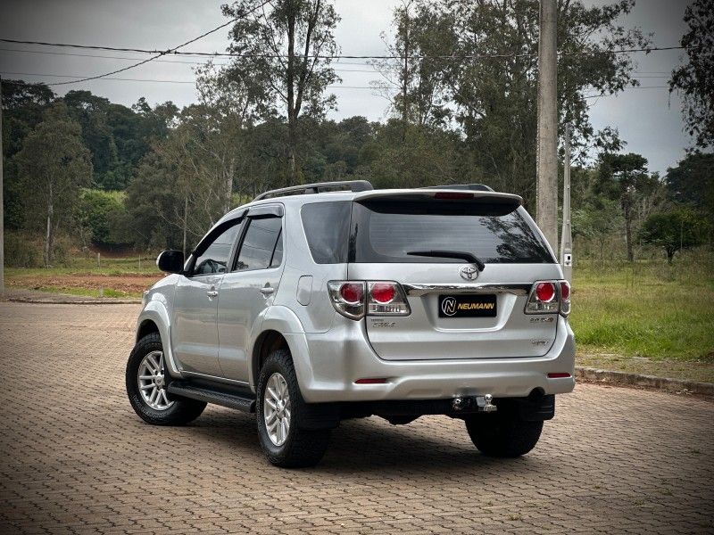 Toyota HILUX SW4 SRV 3.0 2013 NEUMANN VEÍCULOS ARROIO DO MEIO / Carros no Vale Toyota HILUX SW4 SRV 3.0 2013 NEUMANN VEÍCULOS ARROIO DO MEIO / Carros no Vale