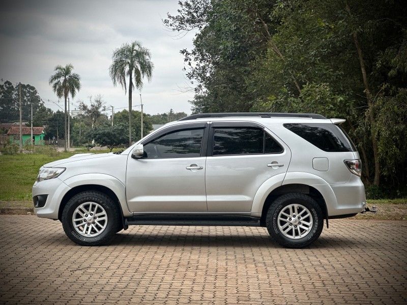 Toyota HILUX SW4 SRV 3.0 2013 NEUMANN VEÍCULOS ARROIO DO MEIO / Carros no Vale Toyota HILUX SW4 SRV 3.0 2013 NEUMANN VEÍCULOS ARROIO DO MEIO / Carros no Vale
