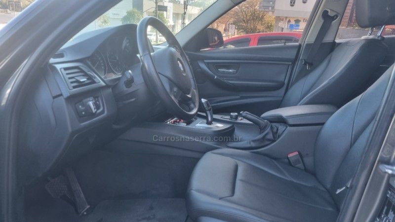 BMW 320I 2.0 16V TURBO ACTIVE 2013/2014 HUBNER MULTIMARCAS FARROUPILHA / Carros no Vale