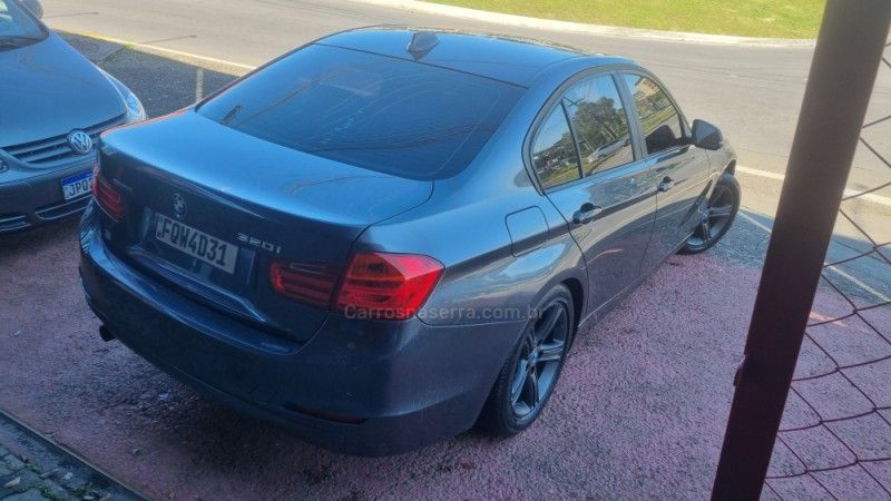 BMW 320I 2.0 16V TURBO ACTIVE 2013/2014 HUBNER MULTIMARCAS FARROUPILHA / Carros no Vale