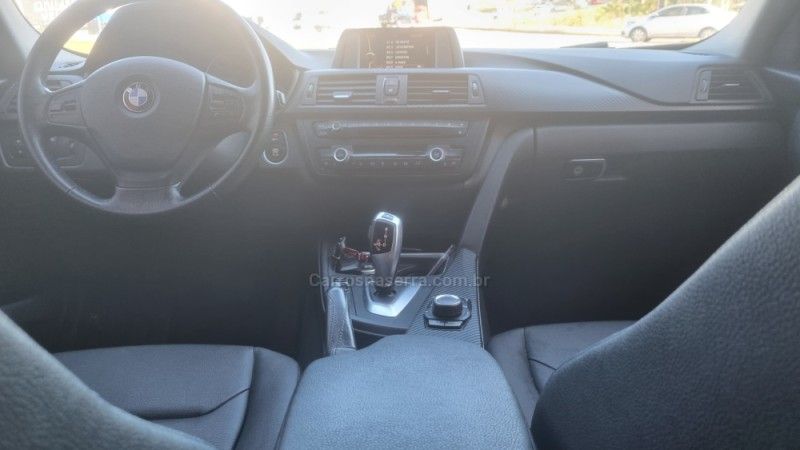 BMW 320I 2.0 16V TURBO ACTIVE 2013/2014 HUBNER MULTIMARCAS FARROUPILHA / Carros no Vale