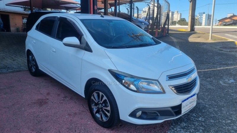 CHEVROLET ONIX 1.4 MPFI LTZ 8V 2015/2015 HUBNER MULTIMARCAS FARROUPILHA / Carros no Vale CHEVROLET ONIX 1.4 MPFI LTZ 8V 2015/2015 HUBNER MULTIMARCAS FARROUPILHA / Carros no Vale