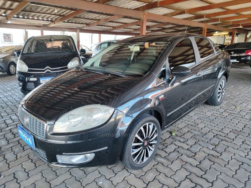 FIAT LINEA 1.8 ESSENCE 16V 2012/2013 HUBNER MULTIMARCAS FARROUPILHA / Carros no Vale