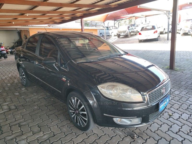 FIAT LINEA 1.8 ESSENCE 16V 2012/2013 HUBNER MULTIMARCAS FARROUPILHA / Carros no Vale