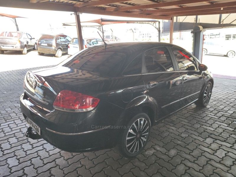FIAT LINEA 1.8 ESSENCE 16V 2012/2013 HUBNER MULTIMARCAS FARROUPILHA / Carros no Vale