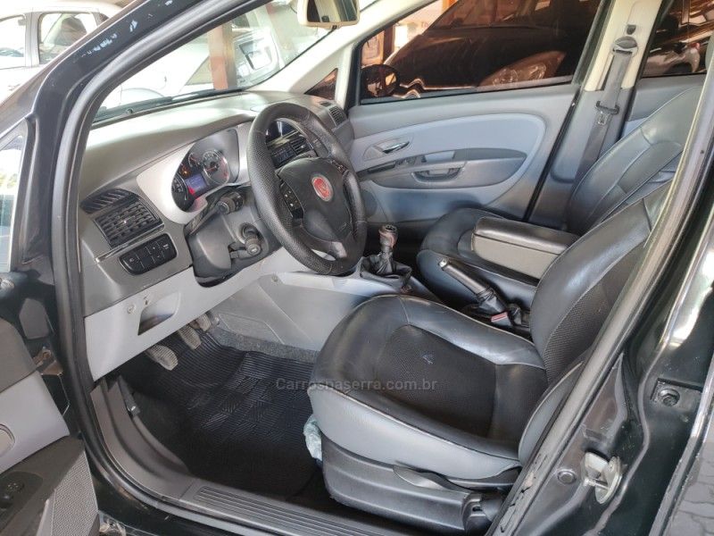 FIAT LINEA 1.8 ESSENCE 16V 2012/2013 HUBNER MULTIMARCAS FARROUPILHA / Carros no Vale