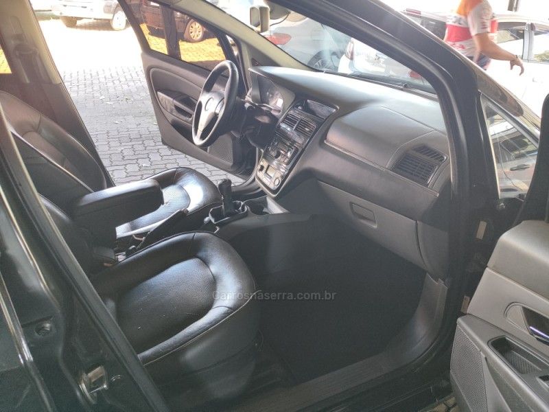 FIAT LINEA 1.8 ESSENCE 16V 2012/2013 HUBNER MULTIMARCAS FARROUPILHA / Carros no Vale