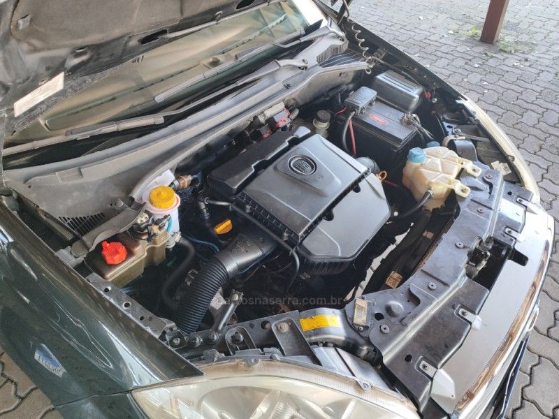 FIAT LINEA 1.8 ESSENCE 16V 2012/2013 HUBNER MULTIMARCAS FARROUPILHA / Carros no Vale