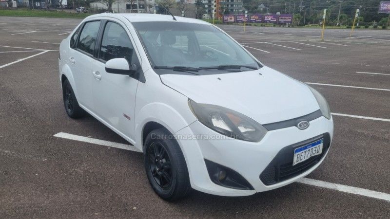 FORD FIESTA 1.6 MPI CLASS SEDAN 8V 2012/2013 HUBNER MULTIMARCAS FARROUPILHA / Carros no Vale
