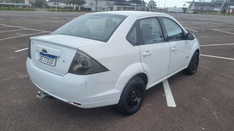 FORD FIESTA 1.6 MPI CLASS SEDAN 8V 2012/2013 HUBNER MULTIMARCAS FARROUPILHA / Carros no Vale