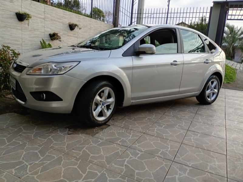 FORD FOCUS 1.6 GL 16V 2011/2012 HUBNER MULTIMARCAS FARROUPILHA / Carros no Vale