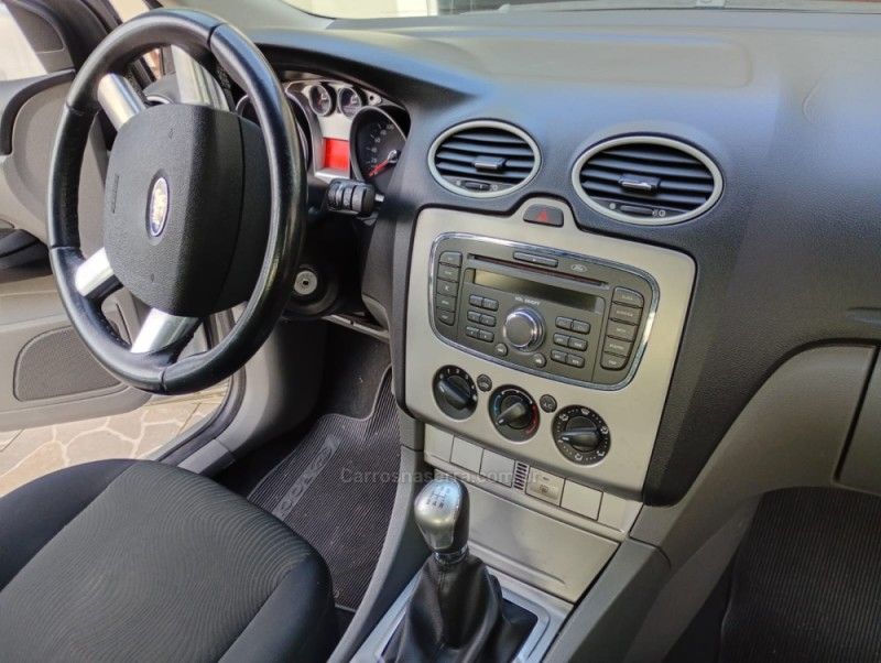 FORD FOCUS 1.6 GL 16V 2011/2012 HUBNER MULTIMARCAS FARROUPILHA / Carros no Vale