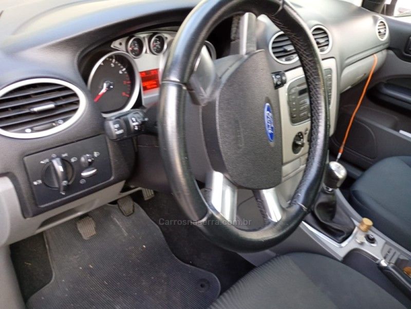 FORD FOCUS 1.6 GL 16V 2011/2012 HUBNER MULTIMARCAS FARROUPILHA / Carros no Vale
