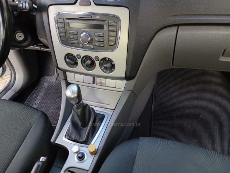 FORD FOCUS 1.6 GL 16V 2011/2012 HUBNER MULTIMARCAS FARROUPILHA / Carros no Vale