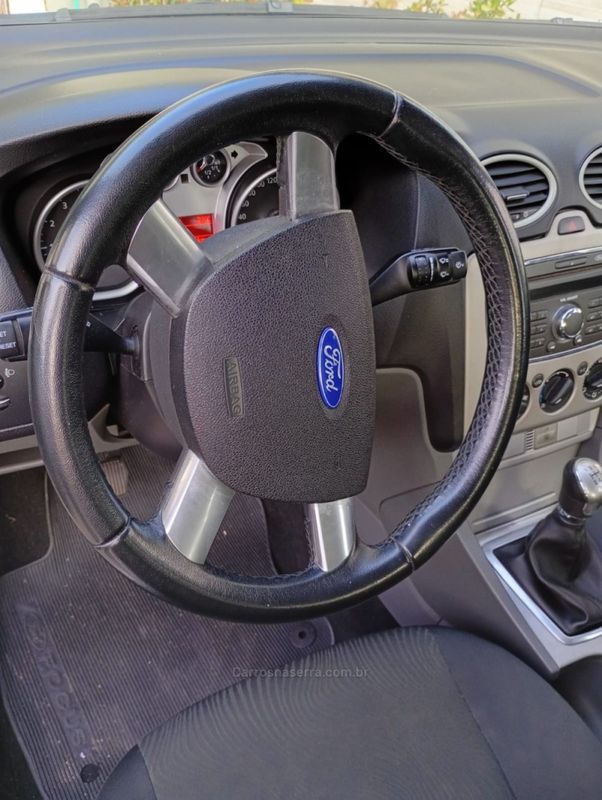 FORD FOCUS 1.6 GL 16V 2011/2012 HUBNER MULTIMARCAS FARROUPILHA / Carros no Vale