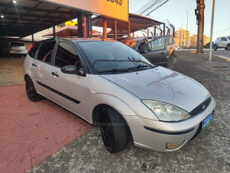 FORD FOCUS 1.6 GLX 8V 2005/2005 HUBNER MULTIMARCAS FARROUPILHA / Carros no Vale